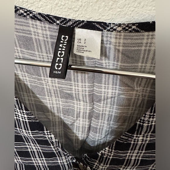 🍩H&M🍩 DIVIDED Black & White Plaid Short Sleeve Button Up V-Neck Top - Picture 3 of 7